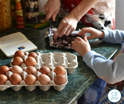 How To Manage Dinner Prep Time As a Mother. Tips for making preparing mealtimes easier and possible when you have little kids.