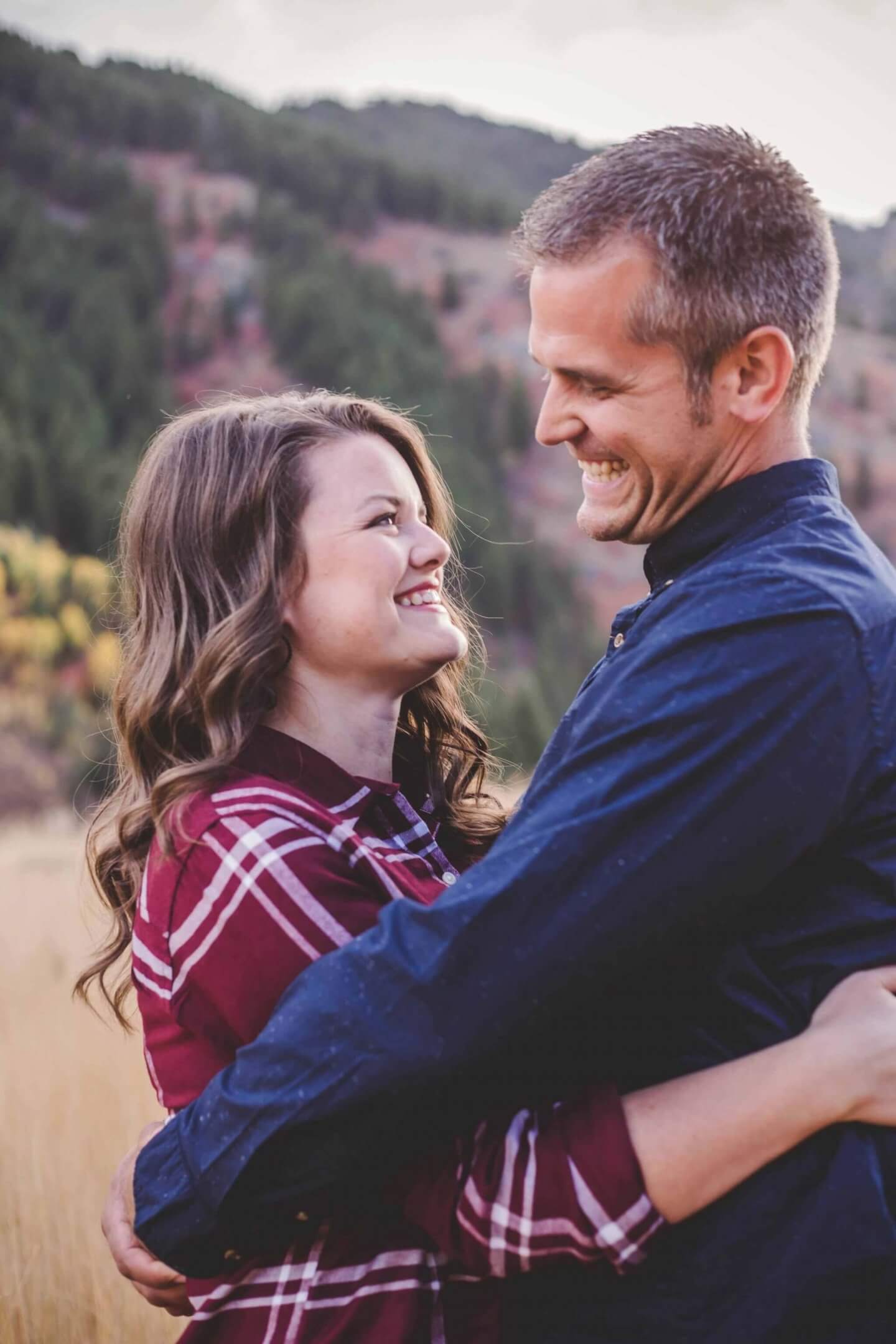 Fall photos with man and woman in Blacksmith Fork Canyon