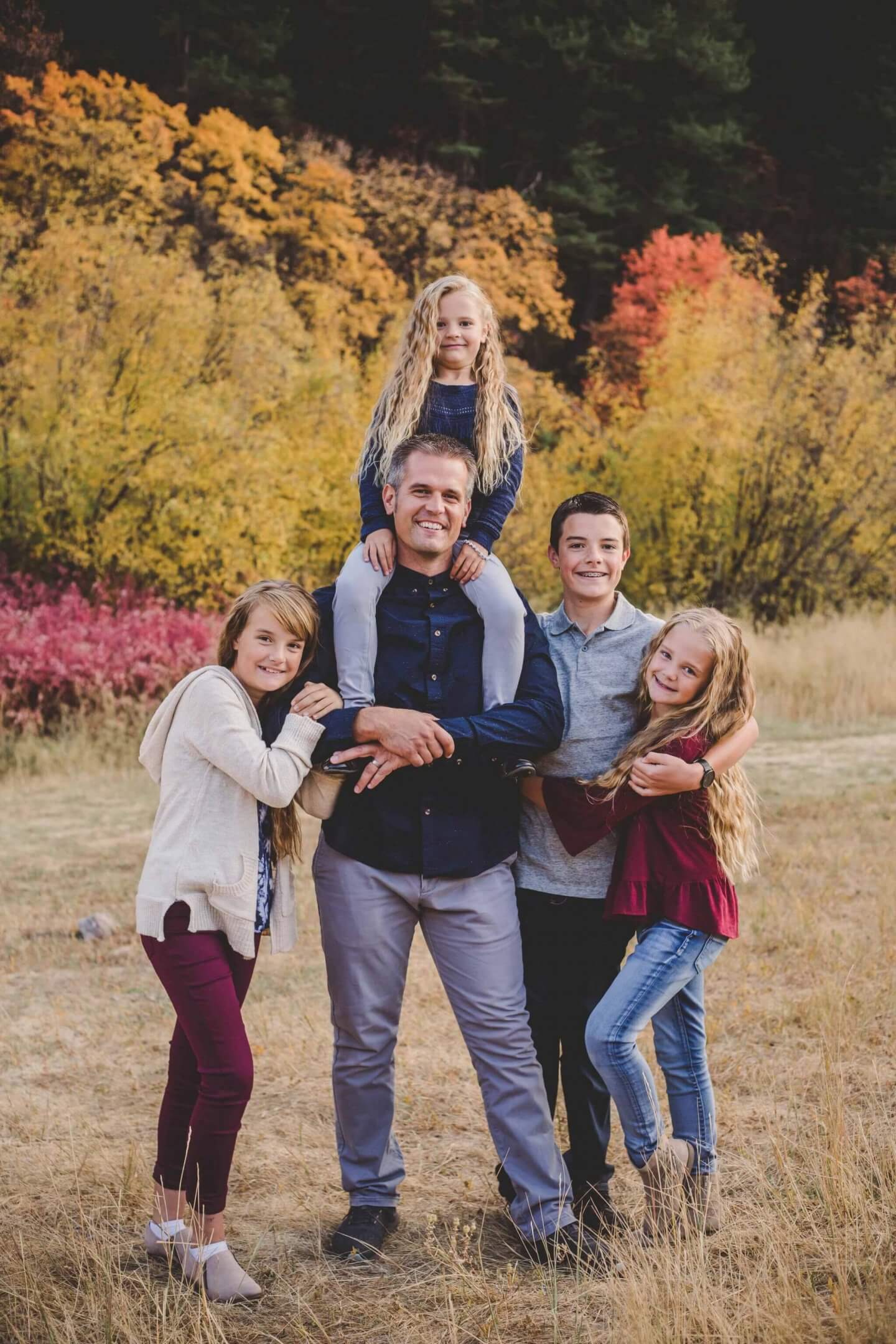 Father and four children photos. Family photos in the mountains.